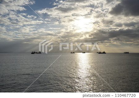 用於邊野古填海工程的海沙和岩石碎片運輸船停泊在沖繩名護灣海岸 110467720
