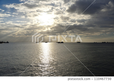 用於邊野古填海工程的海沙和岩石碎片運輸船停泊在沖繩名護灣海岸 用於邊野古填海工程的海沙和岩石碎片運輸船停泊在沖繩名護灣海岸 110467730