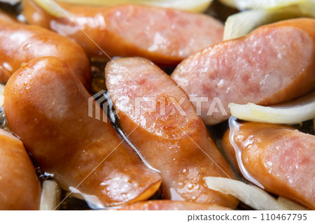 Boil the sausages and onions in the stock. Oyakodon style (other person's bowl) cooking scene of wiener. Boil the sausages and onions in the stock. Oyakodon style (other person's bowl) cooking scene of wiener. 110467795