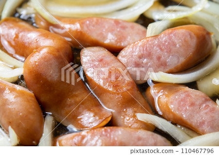 Boil the sausages and onions in the stock. Oyakodon style (other person's bowl) cooking scene of wiener. Boil the sausages and onions in the stock. Oyakodon style (other person's bowl) cooking scene of wiener. 110467796