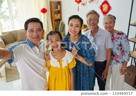 Smiling mature man taking selfie with his parents, wife and teenage daughter 110469557