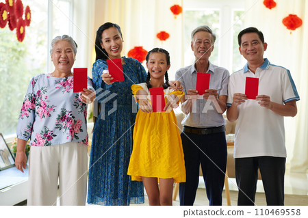 Big Vietnamese family showing lucky money envelopes as traditional gift for Spring festival 110469558