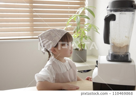 一個在客廳瘋狂做餅乾的女孩 110469868