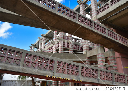 榮獲日本建築學會獎的沖繩縣名護市市政府大樓 110470745