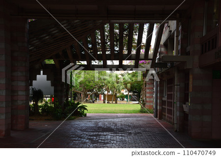 榮獲日本建築學會獎的沖繩縣名護市市政府大樓 110470749