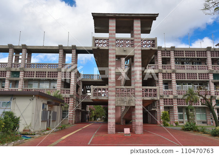 榮獲日本建築學會獎的沖繩縣名護市市政府大樓 110470763