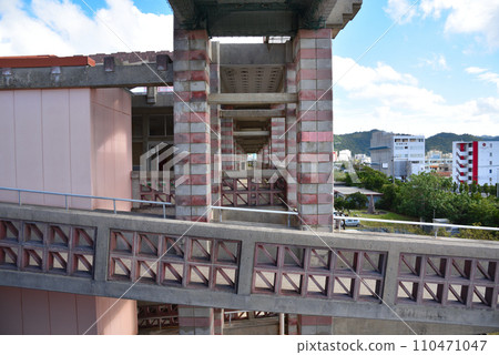 The city hall government building in Nago City, Okinawa Prefecture, which won the Architectural Institute of Japan Award 110471047