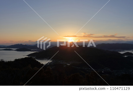 First sunrise of Reiwa 6 (from Shonai Peninsula, Shikoku/January 1st) Takuma on the left, Nio on the right First sunrise of Reiwa 6 (from Shonai Peninsula, Shikoku/January 1st) Takuma on the left, Nio on the right 110471129