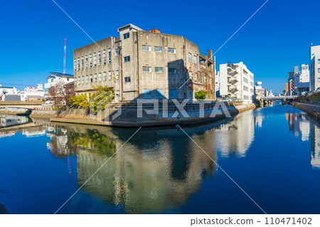 俯瞰堀川沿岸的和歌山市街景 110471402
