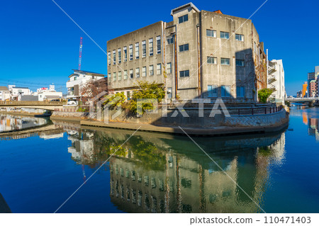 俯瞰堀川沿岸的和歌山市街景 俯瞰堀川沿岸的和歌山市街景 110471403