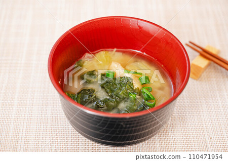 Miso soup with shrunken komatsuna 110471954