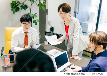 Business people having a meeting Photography cooperation: WEEK Shiba Daimon (Sun Frontier Real Estate) Business people having a meeting Photography cooperation: WEEK Shiba Daimon (Sun Frontier Real Estate) 110472580
