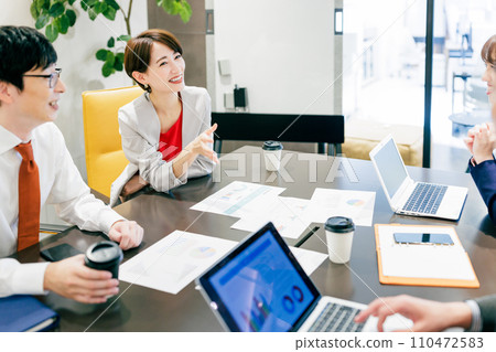Business people having a meeting Photography cooperation: WEEK Shiba Daimon (Sun Frontier Real Estate) Business people having a meeting Photography cooperation: WEEK Shiba Daimon (Sun Frontier Real Estate) 110472583