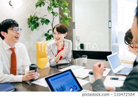 Business people having a meeting Photography cooperation: WEEK Shiba Daimon (Sun Frontier Real Estate) 110472584