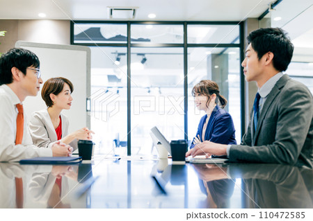 Business people having a meeting Photography cooperation: WEEK Shiba Daimon (Sun Frontier Real Estate) Business people having a meeting Photography cooperation: WEEK Shiba Daimon (Sun Frontier Real Estate) 110472585