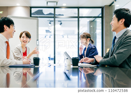Business people having a meeting Photography cooperation: WEEK Shiba Daimon (Sun Frontier Real Estate) Business people having a meeting Photography cooperation: WEEK Shiba Daimon (Sun Frontier Real Estate) 110472586