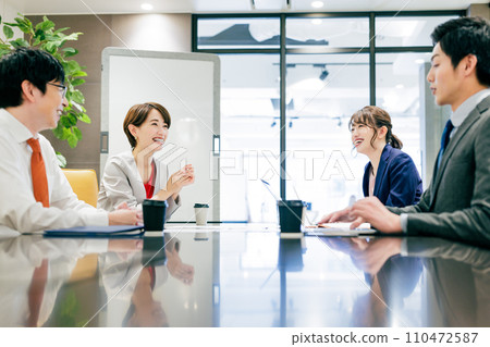 Business people having a meeting Photography cooperation: WEEK Shiba Daimon (Sun Frontier Real Estate) 110472587