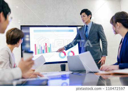 Business people having a meeting Photography cooperation: WEEK Shiba Daimon (Sun Frontier Real Estate) Business people having a meeting Photography cooperation: WEEK Shiba Daimon (Sun Frontier Real Estate) 110472597