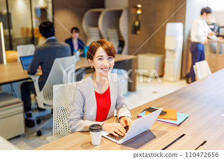 Business people working in a coworking space Photography cooperation: WEEK Shiba Daimon (Sun Frontier Real Estate) Business people working in a coworking space Photography cooperation: WEEK Shiba Daimon (Sun Frontier Real Estate) 110472656