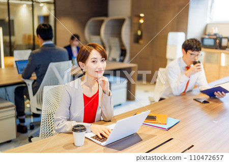 Business people working in a coworking space Photography cooperation: WEEK Shiba Daimon (Sun Frontier Real Estate) Business people working in a coworking space Photography cooperation: WEEK Shiba Daimon (Sun Frontier Real Estate) 110472657