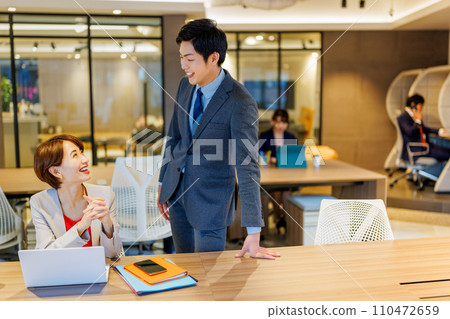Business people working in a coworking space Photography cooperation: WEEK Shiba Daimon (Sun Frontier Real Estate) Business people working in a coworking space Photography cooperation: WEEK Shiba Daimon (Sun Frontier Real Estate) 110472659