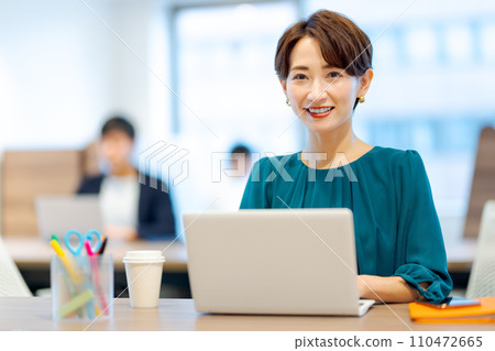 Business people working in a coworking space Photography cooperation: WEEK Shiba Daimon (Sun Frontier Real Estate) Business people working in a coworking space Photography cooperation: WEEK Shiba Daimon (Sun Frontier Real Estate) 110472665