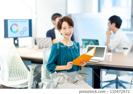 Business people having a meeting Photography cooperation: WEEK Shiba Daimon (Sun Frontier Real Estate) 110472672