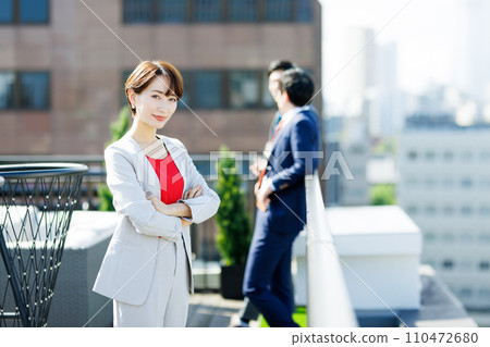 Business people taking a break on the rooftop Photography cooperation: WEEK Shiba Daimon (Sun Frontier Real Estate) Business people taking a break on the rooftop Photography cooperation: WEEK Shiba Daimon (Sun Frontier Real Estate) 110472680