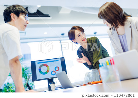 Business people having a meeting Photography cooperation: WEEK Shiba Daimon (Sun Frontier Real Estate) Business people having a meeting Photography cooperation: WEEK Shiba Daimon (Sun Frontier Real Estate) 110472801