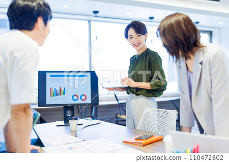 Business people having a meeting Photography cooperation: WEEK Shiba Daimon (Sun Frontier Real Estate) Business people having a meeting Photography cooperation: WEEK Shiba Daimon (Sun Frontier Real Estate) 110472802