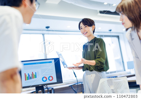 Business people having a meeting Photography cooperation: WEEK Shiba Daimon (Sun Frontier Real Estate) Business people having a meeting Photography cooperation: WEEK Shiba Daimon (Sun Frontier Real Estate) 110472803