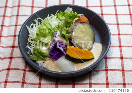蒸蔬菜沙拉，放在盤子上，配上調味料 110474136