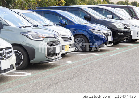 汽車在商場停車場排隊 110474459