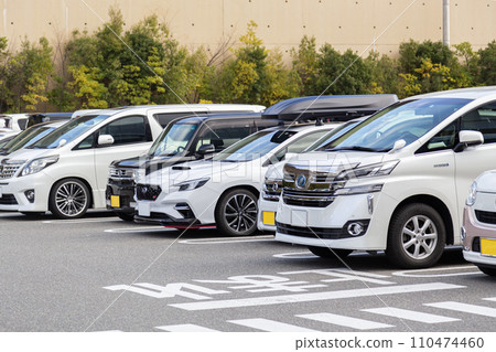 汽車在商場停車場排隊 汽車在商場停車場排隊 110474460