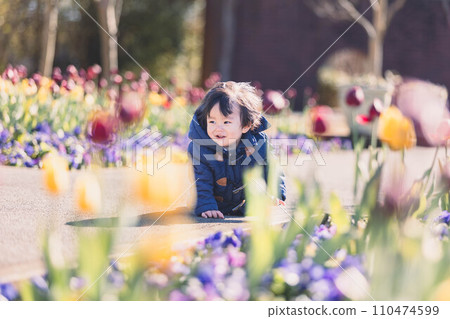 在秋天的公園玩耍的小女孩 110474599