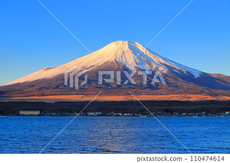 從山中湖畔眺望富士山 從山中湖畔眺望富士山 110474614