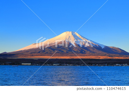 從山中湖畔眺望富士山 從山中湖畔眺望富士山 110474615