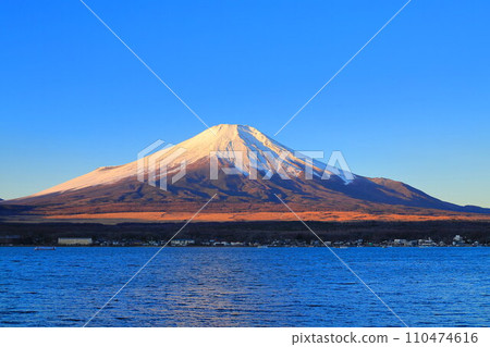 從山中湖畔眺望富士山 從山中湖畔眺望富士山 110474616