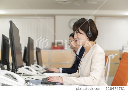 穿著西裝的男人和女人遠端交談 110474781