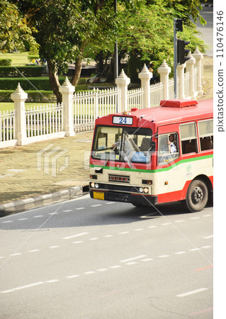 泰國曼谷的路線巴士，紅色巴士，舊車身 110476146