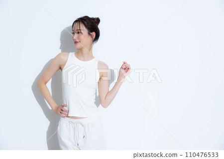 運動裝的女性 運動裝的女性 110476533