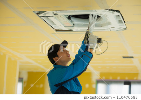 檢查空調的工人 110476585