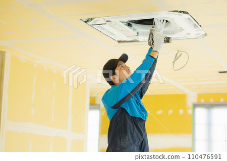 檢查空調的工人 110476591