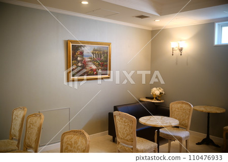 waiting room 110476933