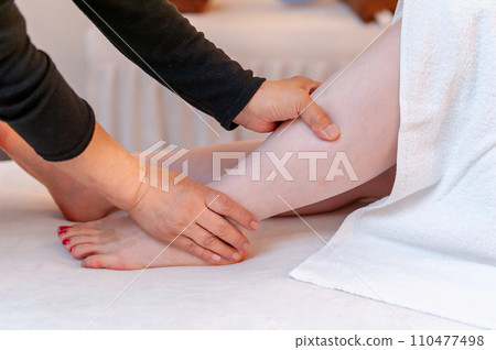 Woman doing foot massage, foot massage (shin, shin, shin), beauty salon Woman doing foot massage, foot massage (shin, shin, shin), beauty salon 110477498