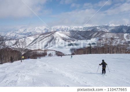 從新潟縣南魚沼郡湯澤町的觀樂滑雪場滑雪場看到的藍天 從新潟縣南魚沼郡湯澤町的觀樂滑雪場滑雪場看到的藍天 110477665