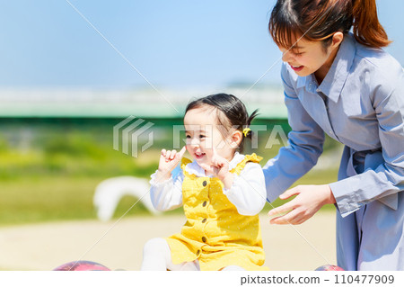 父母和孩子在公園玩耍 父母和孩子在公園玩耍 110477909