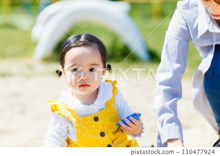 父母和孩子在公園玩沙子 110477924