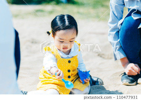 父母和孩子在公園玩沙子 110477931