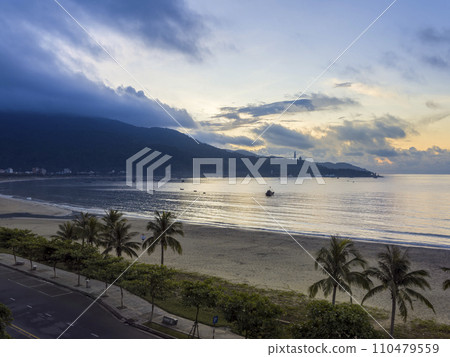 越南峴港清晨的美溪海灘和山茶山 / 越南峴港 110479559
